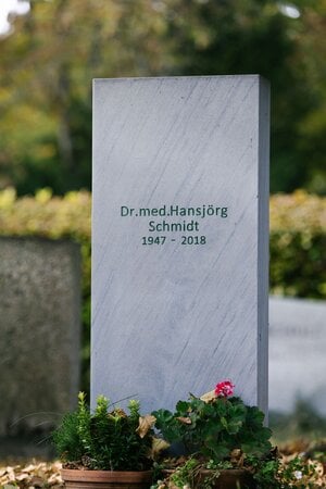 Lichter Kalkstein-Grabstein mit grüner Schriftgravur in aufrechter Form – handwerklich von STOI Steinmetzwerkstatt
