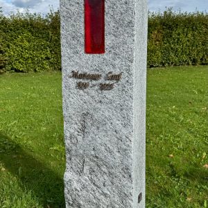 G 516 Gestalteter Grabstein Granit-Stele mit leuchtendem rotem Glas-Einsatz – STOI Steinmetzwerkstatt