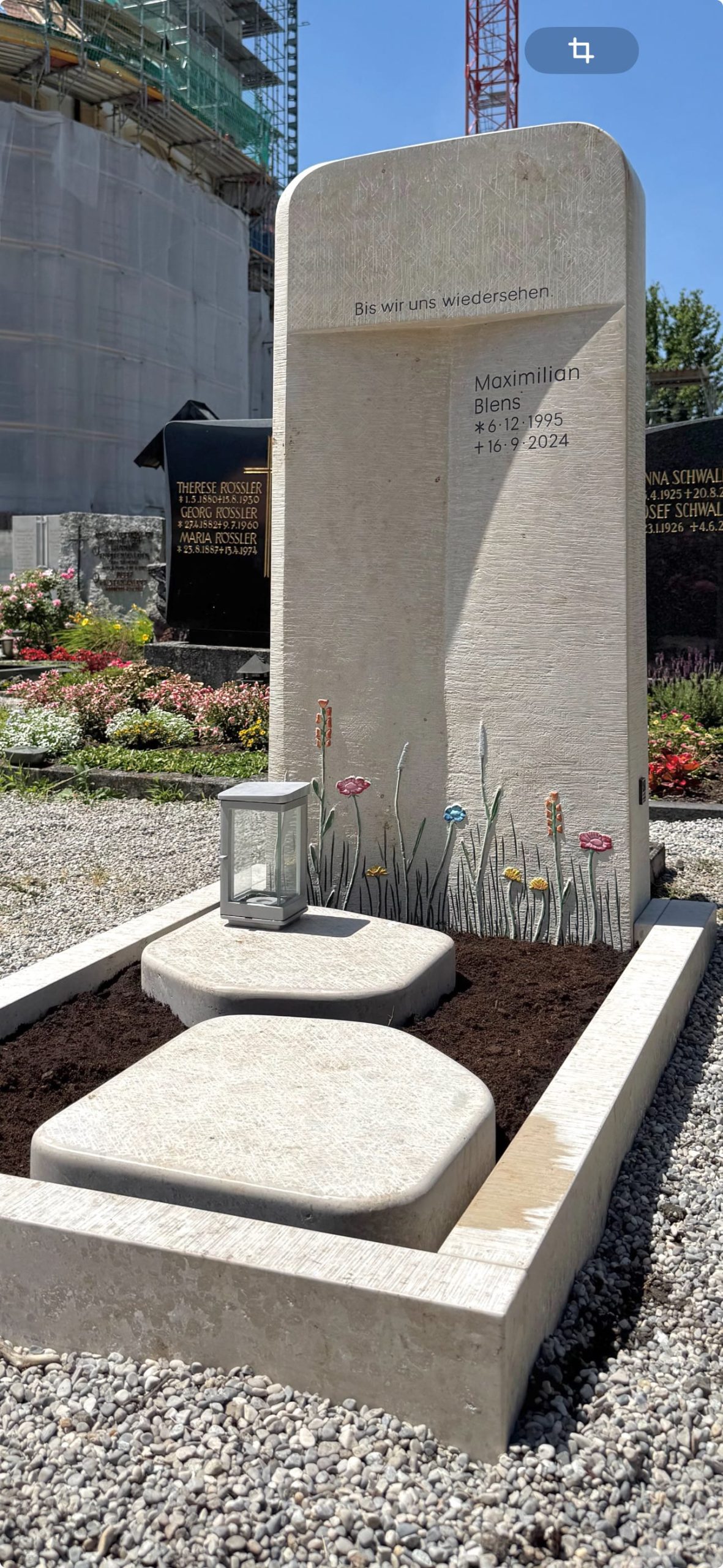Helle Kalkstein-Stele mit farbig gestaltetem Blumenwiesenmotiv in Gelb, Rot und Rosa, STOI Steinmetzwerkstatt – Ansicht 2