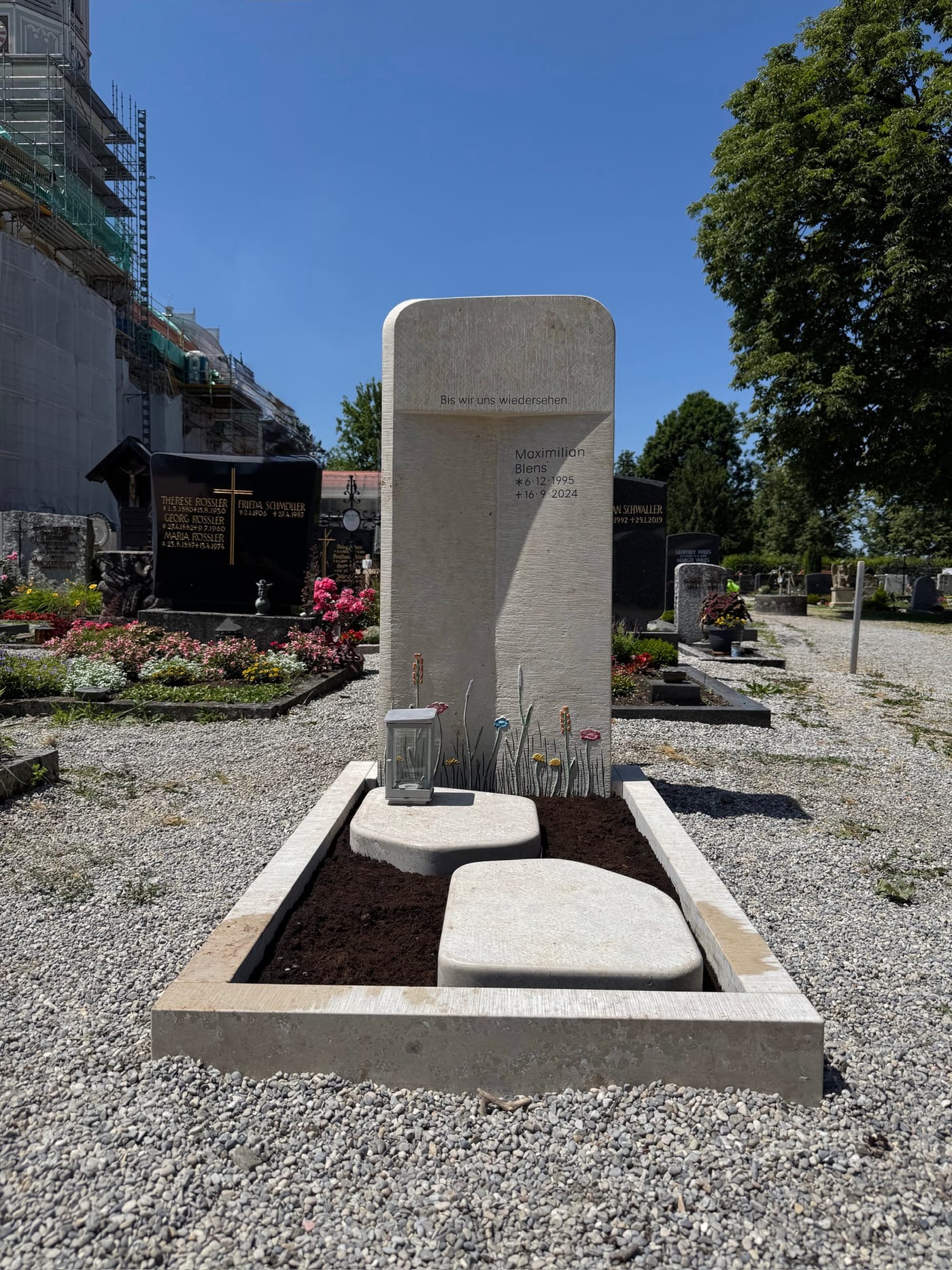Helle Kalkstein-Stele mit farbig gestaltetem Blumenwiesenmotiv in Gelb, Rot und Rosa, STOI Steinmetzwerkstatt – Ansicht 3