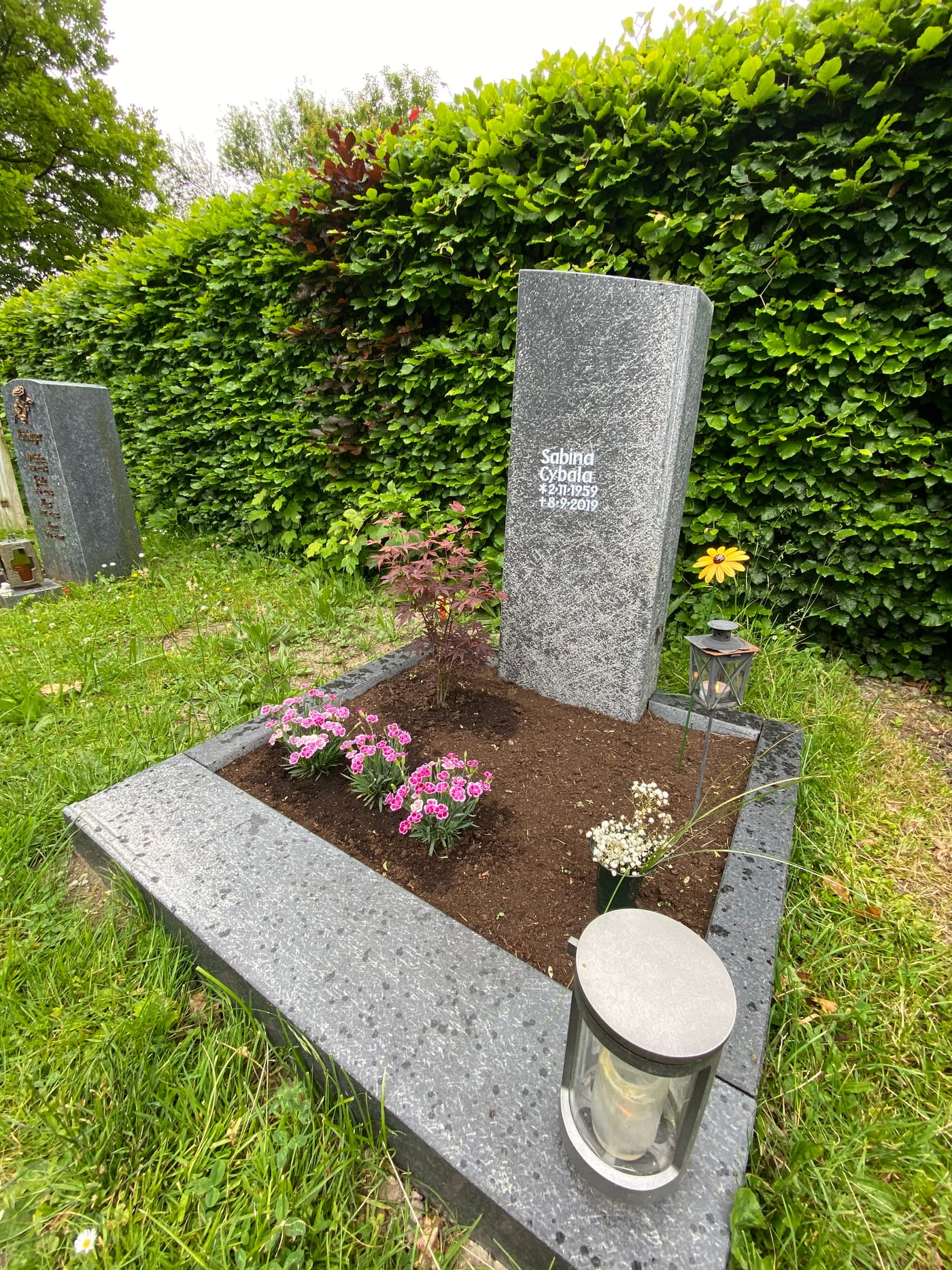 Handwerklich bearbeiteter Anthrazit-Granit-Grabstein mit lebendiger Oberflächentextur von STOI Steinmetzwerkstatt – Ansicht 3