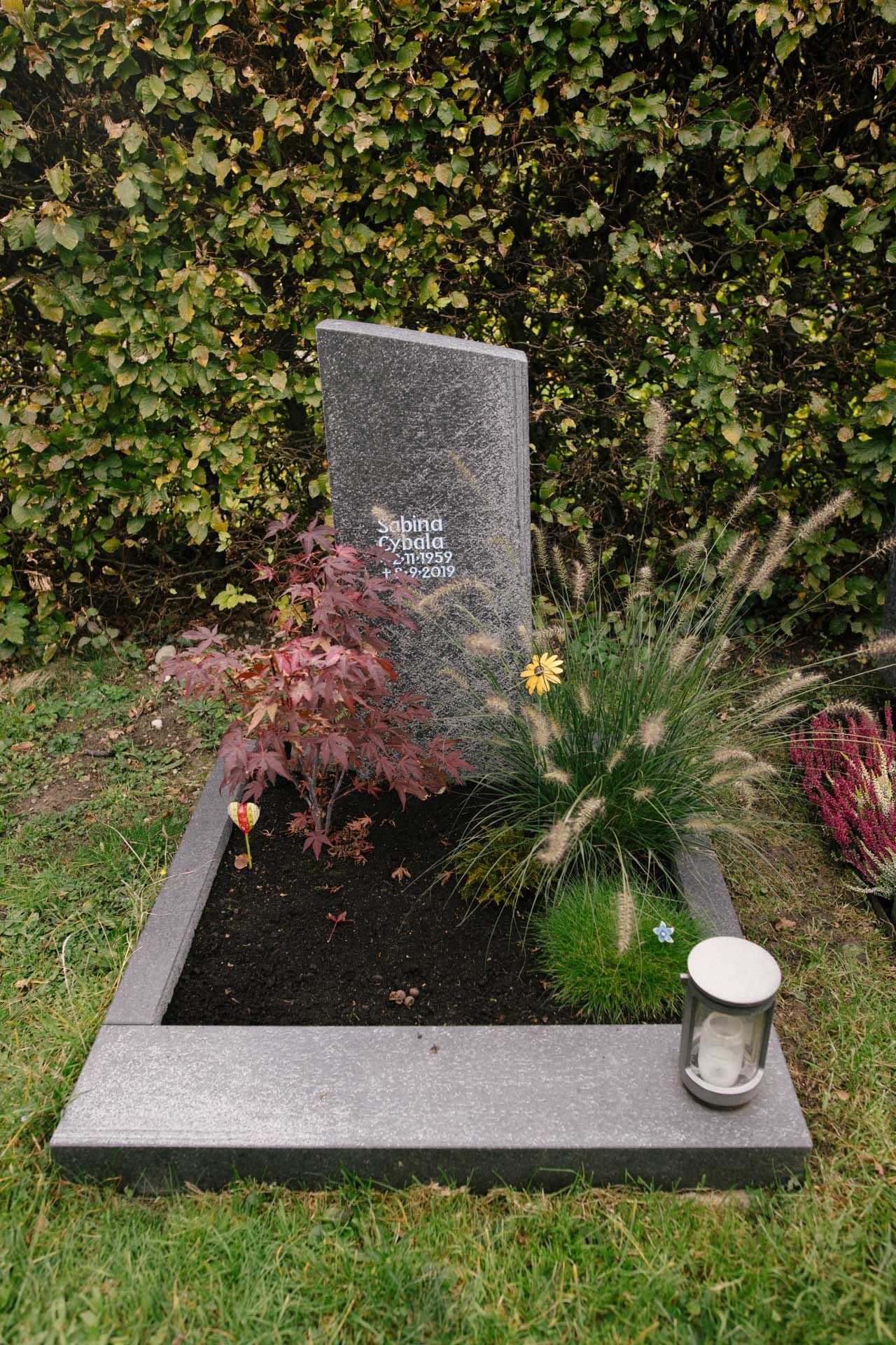 Handwerklich bearbeiteter Anthrazit-Granit-Grabstein mit lebendiger Oberflächentextur von STOI Steinmetzwerkstatt – Ansicht 4