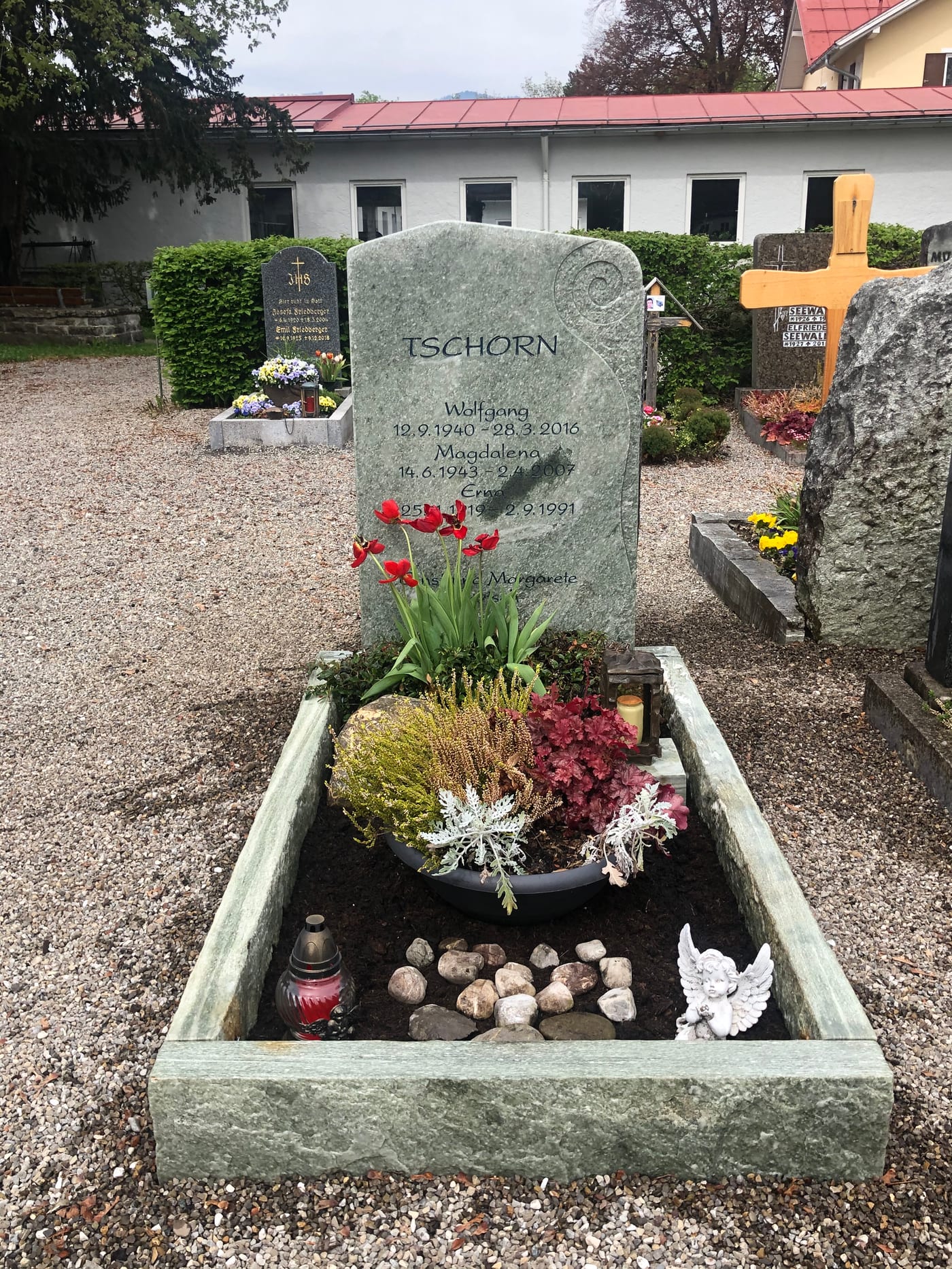 Grabstein aus Naturstein mit handwerklich graviertem Schnörkel-Ornament – Ansicht 2