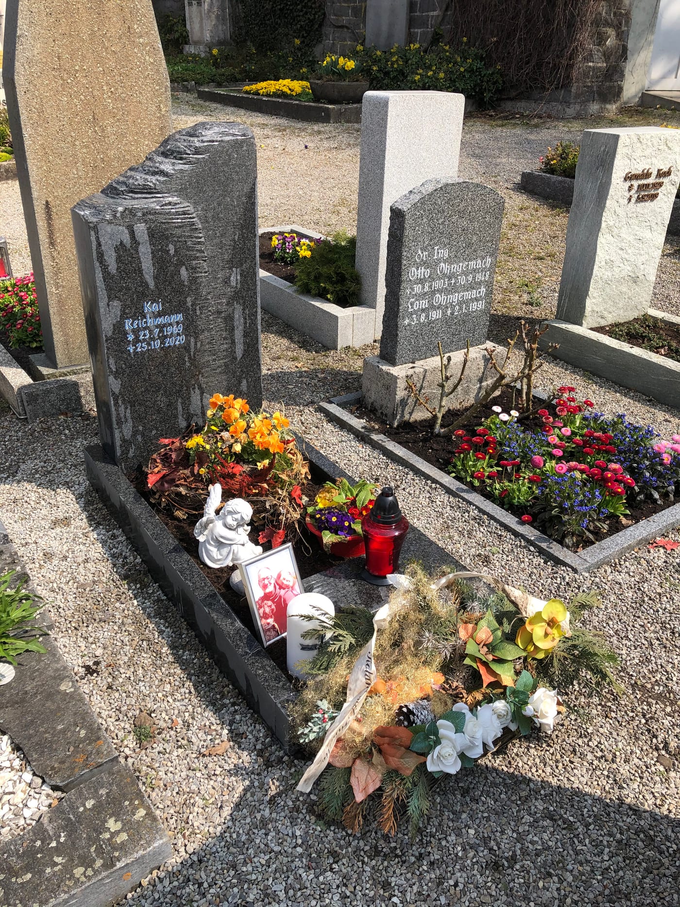 Grabmal aus dunkelgrauem Granit, handwerklich bearbeitet – Ansicht 2