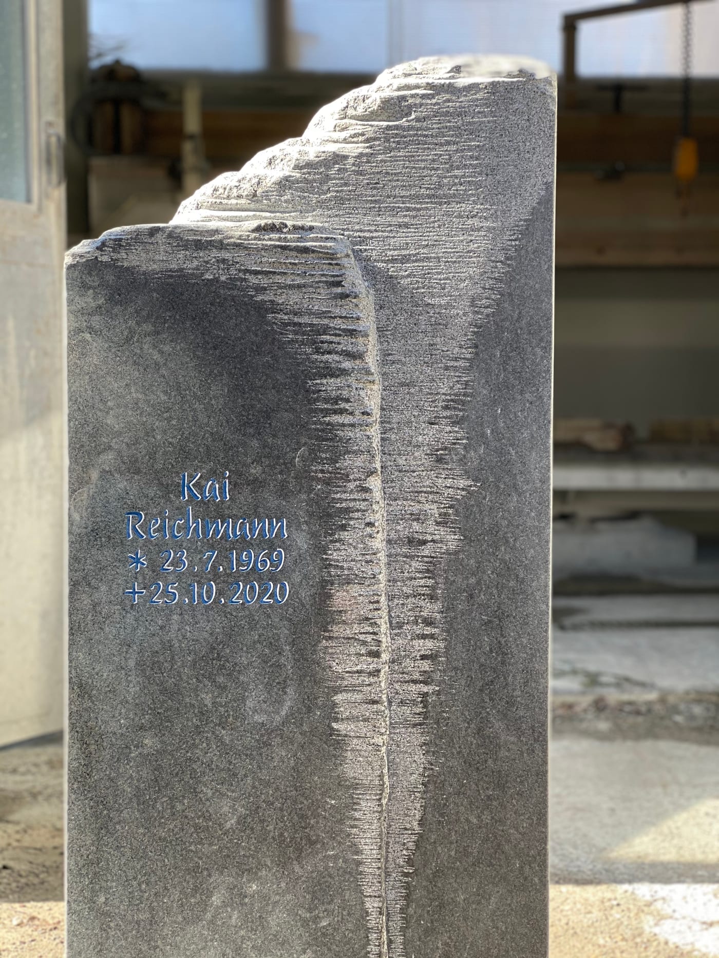 Grabmal aus dunkelgrauem Granit, handwerklich bearbeitet – Ansicht 3