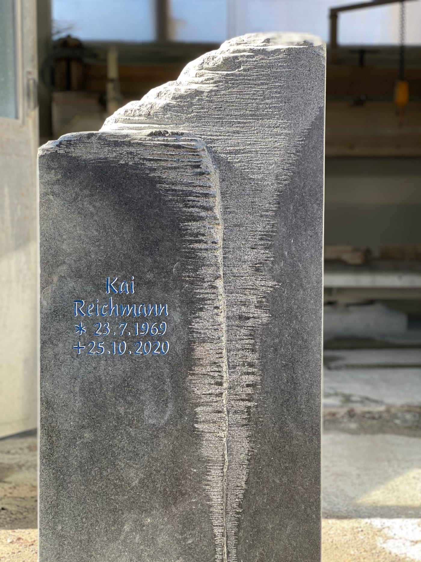 Grabmal aus dunkelgrauem Granit, handwerklich bearbeitet – Ansicht 4