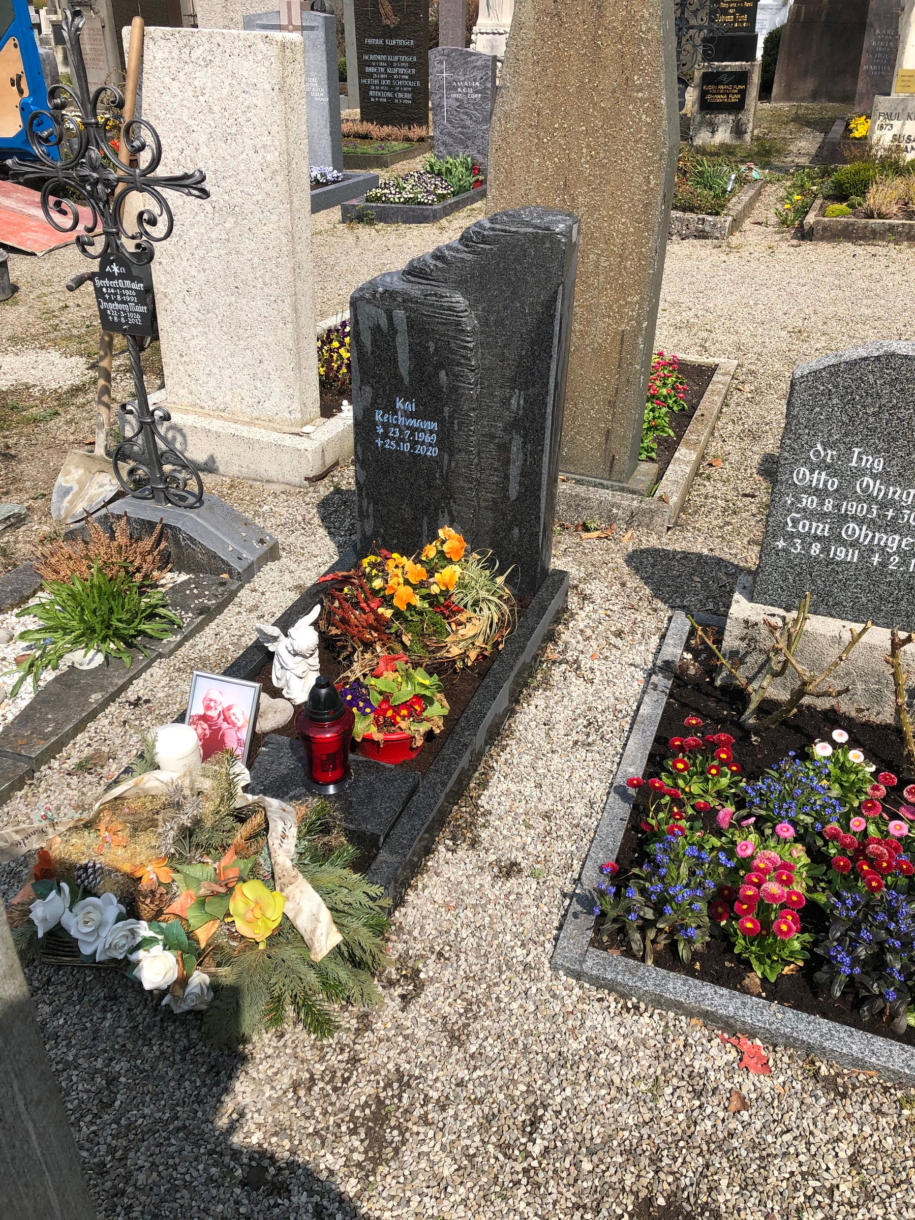 Grabmal aus dunkelgrauem Granit, handwerklich bearbeitet