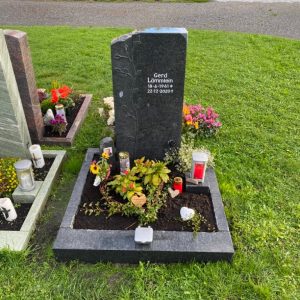 Anthrazitgraue Granit-Stele mit fein eingearbeitetem Blattranken-Relief und strukturierter Oberfläche