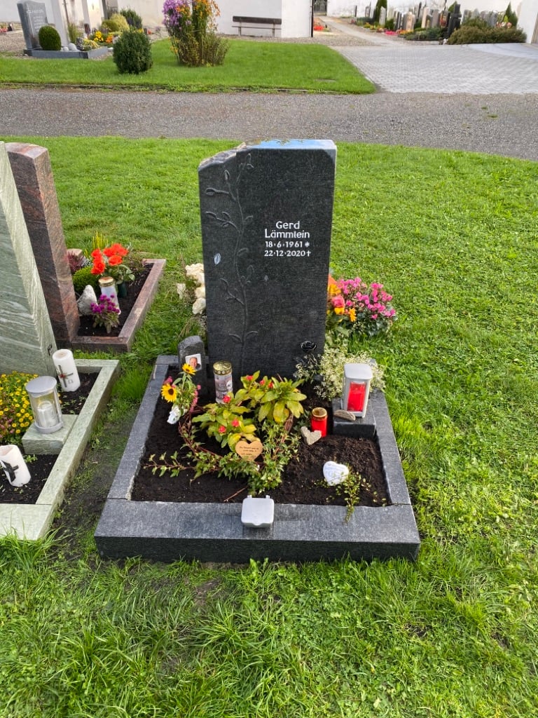Anthrazitgraue Granit-Stele mit fein eingearbeitetem Blattranken-Relief und strukturierter Oberfläche