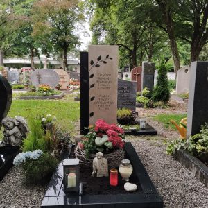 Zweiteiliger Doppelgrabstein in Anthrazit-Granit und Kalkstein mit sandgestrahltem Blatt- und Rankenmotiv