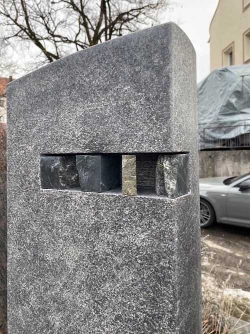 G 801 gestalteter schöner Grabstein Stele Urnengrabstein | Steinmetzwerkstatt Schlienz Kempten Allgäu Kaufbeuren Füssen München | Steinmetzwerkstatt Kempten Allgäu