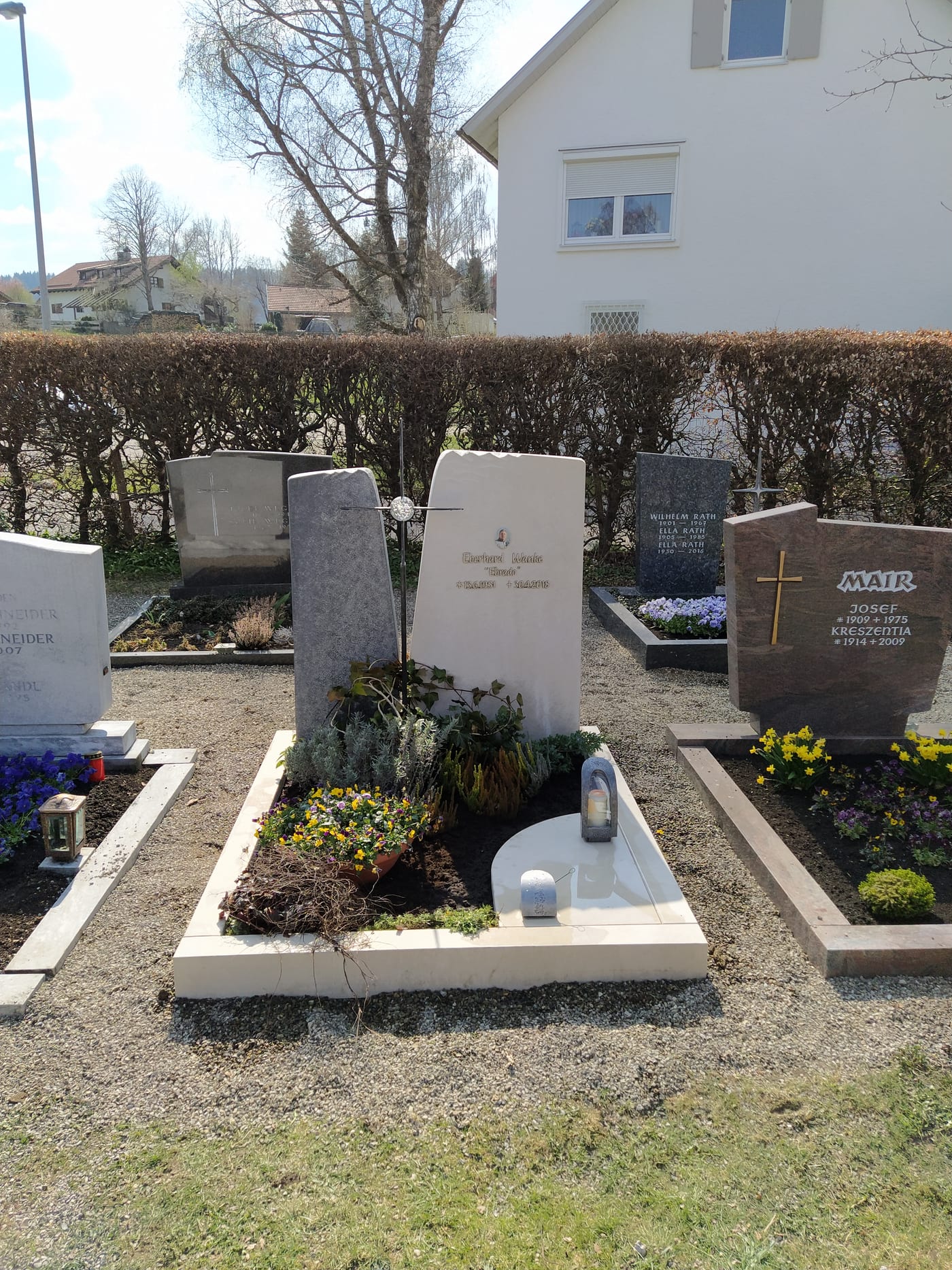 G 813 Gestalteter Grabstein aus hellem Naturstein mit Metallkreuz zweiteilig – STOI Steinmetzwerkstatt – Detailansicht 1