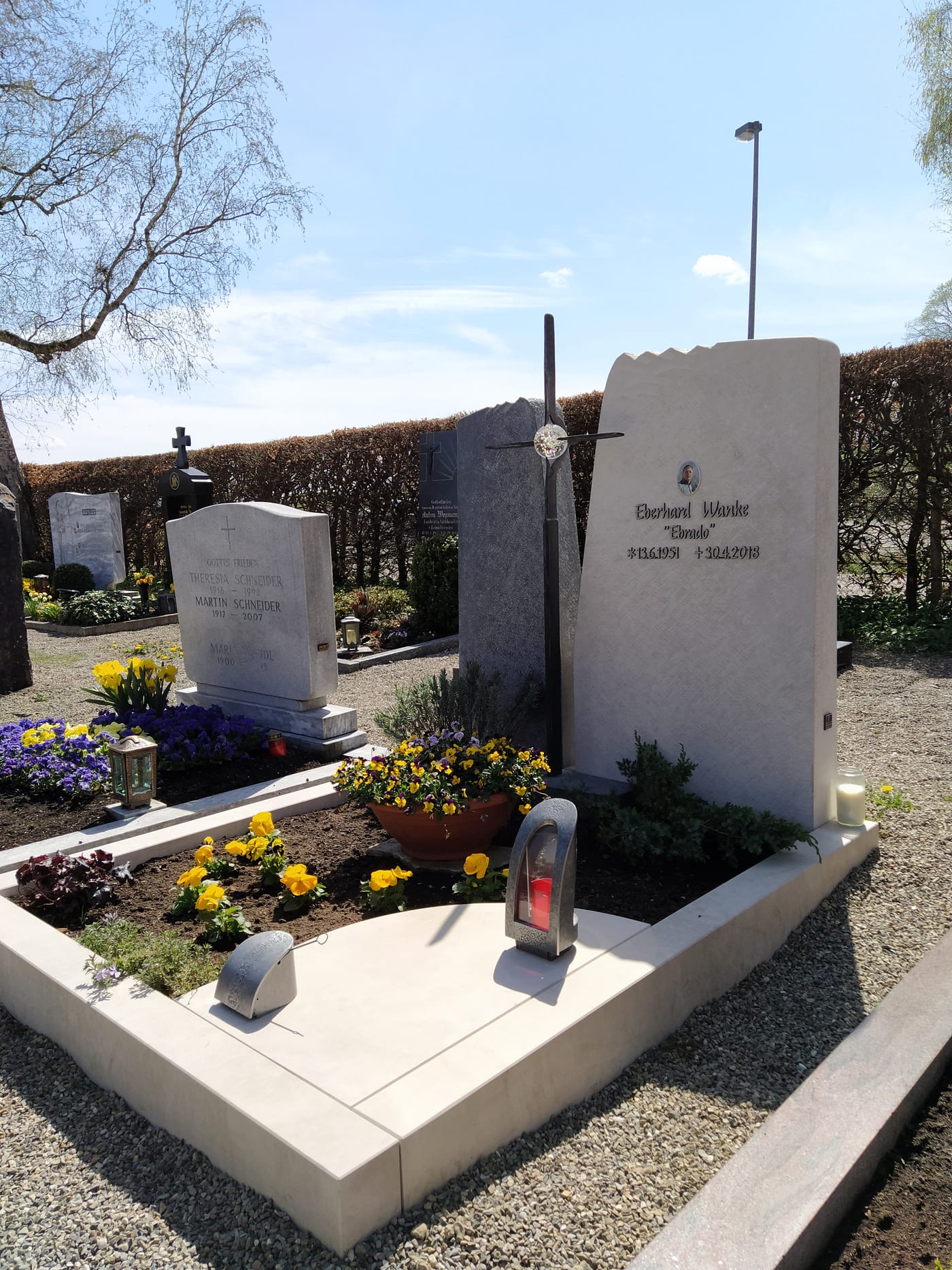 G 813 Gestalteter Grabstein aus hellem Naturstein mit Metallkreuz zweiteilig – STOI Steinmetzwerkstatt – Detailansicht 2