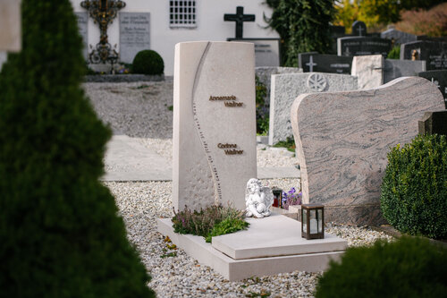 G 851 | besonders schöner Grabstein| handwerkliches Grabmal hell Wallner geschwungen welle | Steinmetzwerkstatt Schlienz Kempten Allgäu