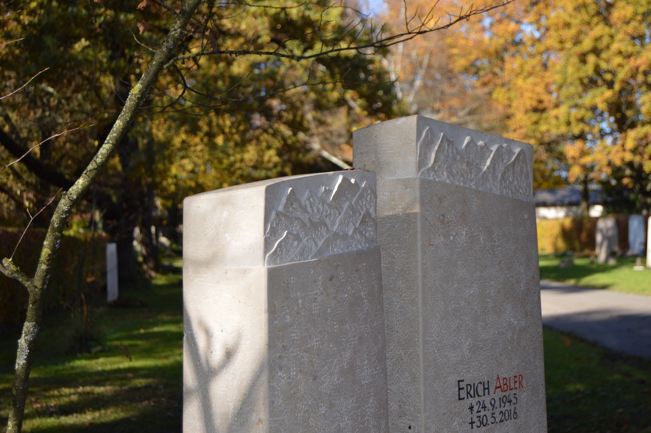 Fertiger handgefertigter Grabstein auf dem Friedhof — Lieferung durch STOI Steinmetzwerkstatt