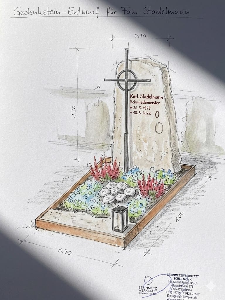 Grabstein aus naturbelassenem Felsblock mit großem handgefertigtem Metallkreuz in keltischem Stil