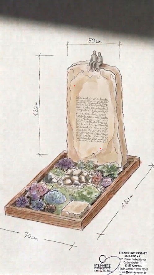 Grabstein aus naturbelassenem Felsblock mit großem handgefertigtem Metallkreuz in keltischem Stil