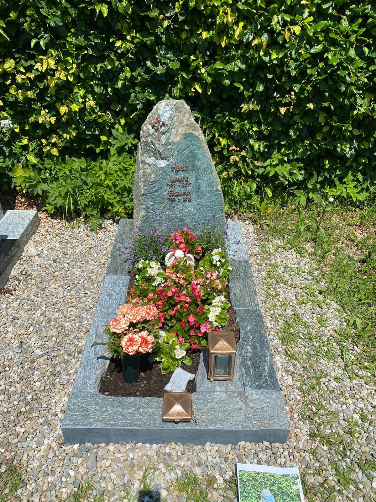 Felsengrabstein aus dunkelgrünem Naturstein mit natürlicher Spaltbruchoberfläche und Goldschrift