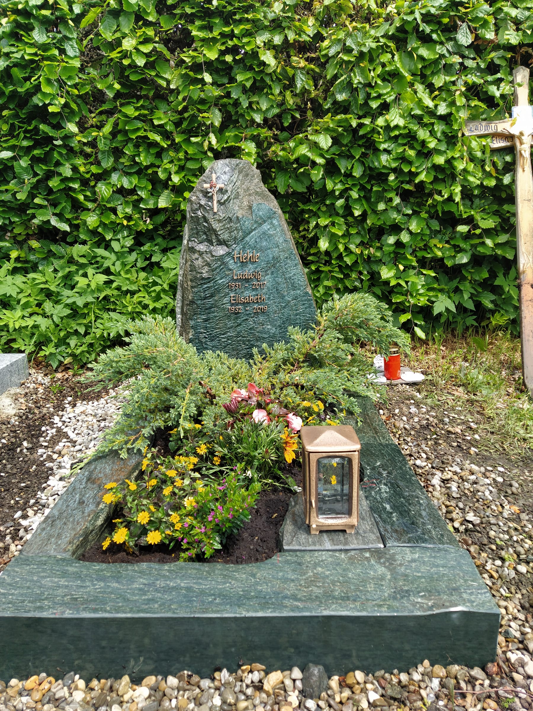 Felsengrabstein aus dunkelgrünem Naturstein mit natürlicher Spaltbruchoberfläche und Goldschrift