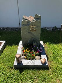 Naturbelassener Felsen-Grabstein aus mehrfarbigem Gneis mit Goldschrift von STOI Steinmetzwerkstatt