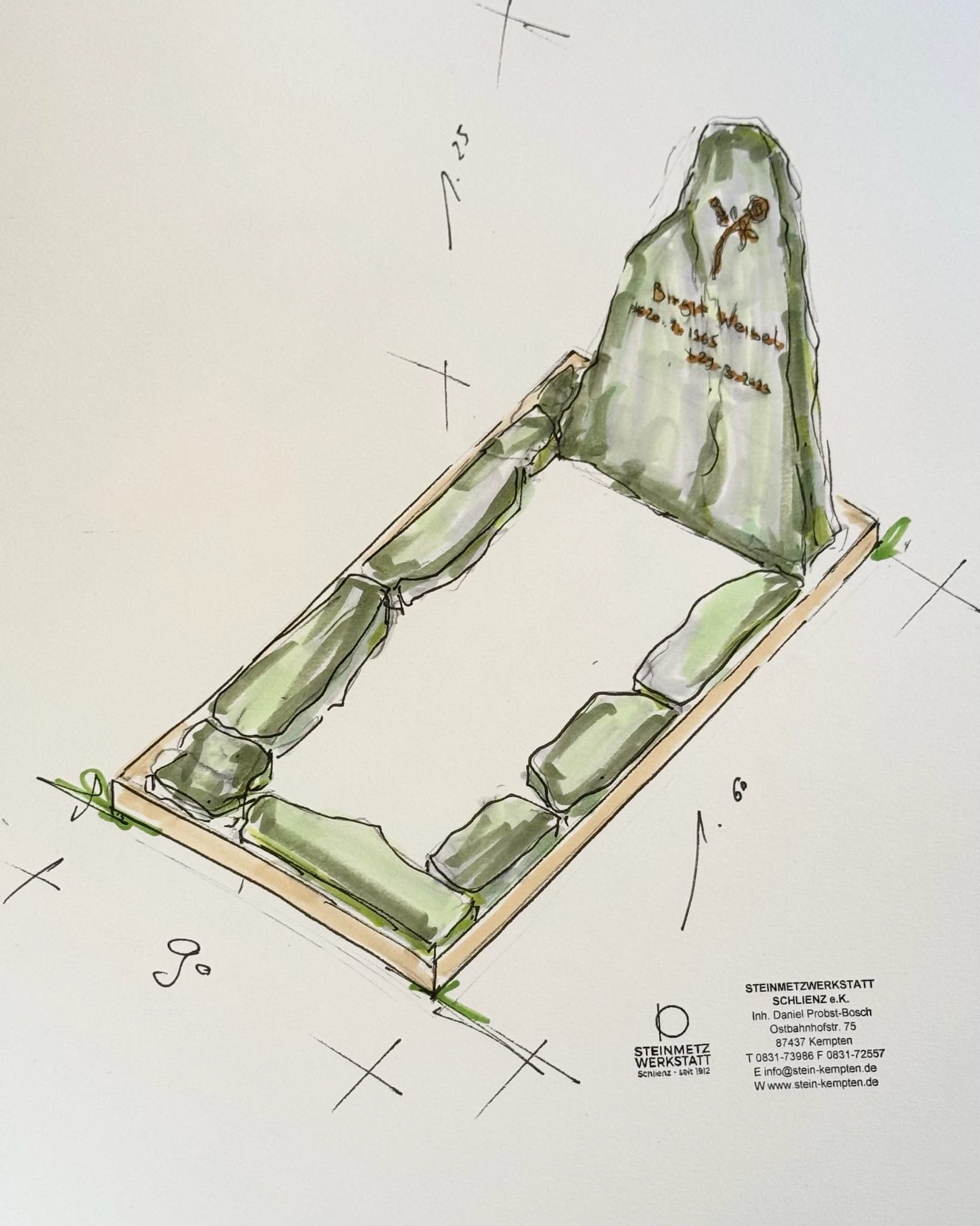 Naturbelassener Felsen-Grabstein mit riesigem ornamentalem Metallkreuz und Bruchstein-Einfassung von STOI