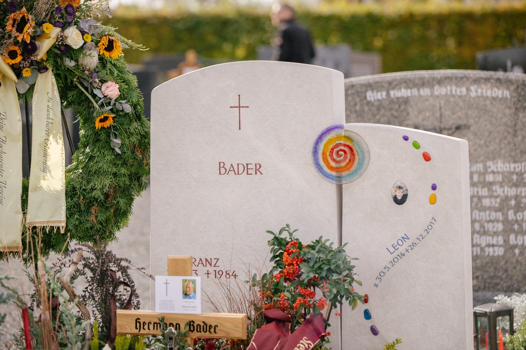 Zweiteiliger Kindergrabstein aus Granit mit farbigen Glasmosaik-Einlagen und organischen Stele-Formen