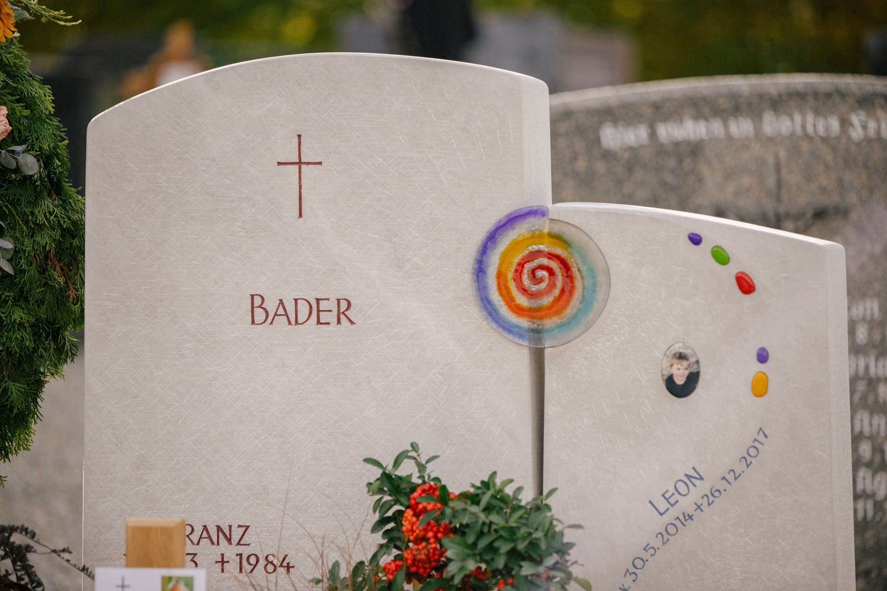 Zweiteiliger Kindergrabstein aus Granit mit farbigen Glasmosaik-Einlagen und organischen Stele-Formen