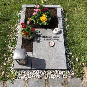 Heller Granit-Liegestein für Urnengrab mit rechteckiger Kieselstein-Grabeinfassung, STOI
