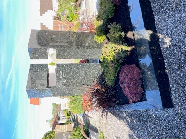 Moderner hochglanzpolierter dunkler Granit-Grabstein mit Kreuz-Motiv von STOI