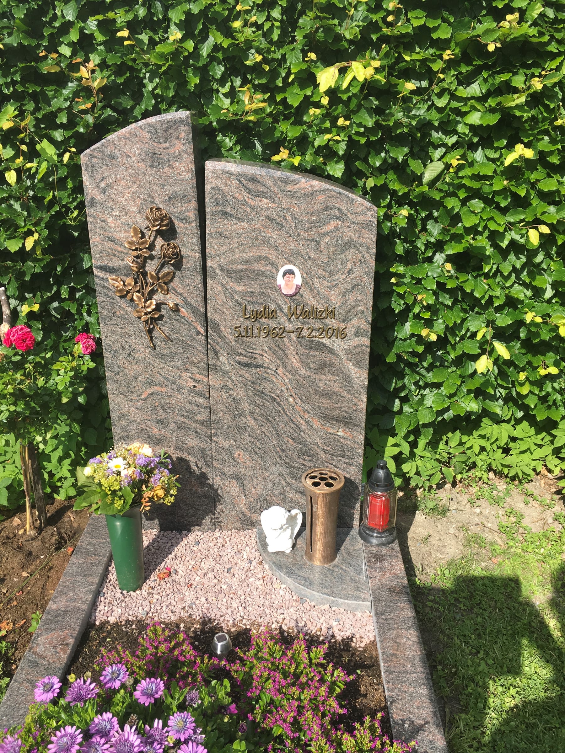 Hoher schwarzer polierter Granit-Grabstein mit elegantem Bronzemotiv, STOI Steinmetzwerkstatt