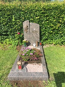 Hoher schwarzer polierter Granit-Grabstein mit elegantem Bronzemotiv, STOI Steinmetzwerkstatt