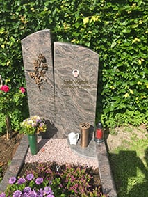 Hoher schwarzer polierter Granit-Grabstein mit elegantem Bronzemotiv, STOI Steinmetzwerkstatt