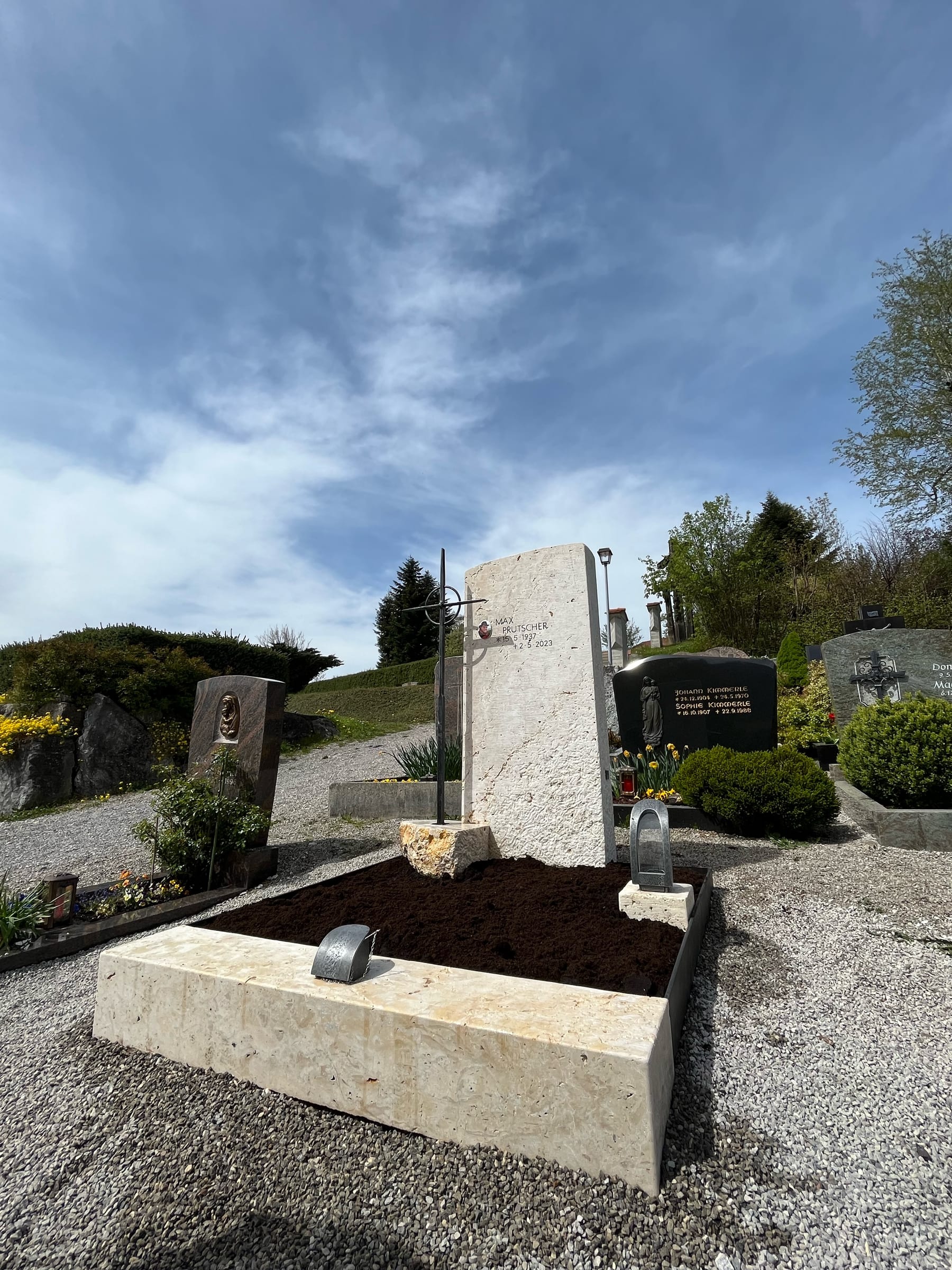 Großzügige Grabanlage aus hellem Muschelkalk mit aufrechter Stele und flachem Liegestein, STOI