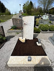 Großzügige Grabanlage aus hellem Muschelkalk mit aufrechter Stele und flachem Liegestein, STOI