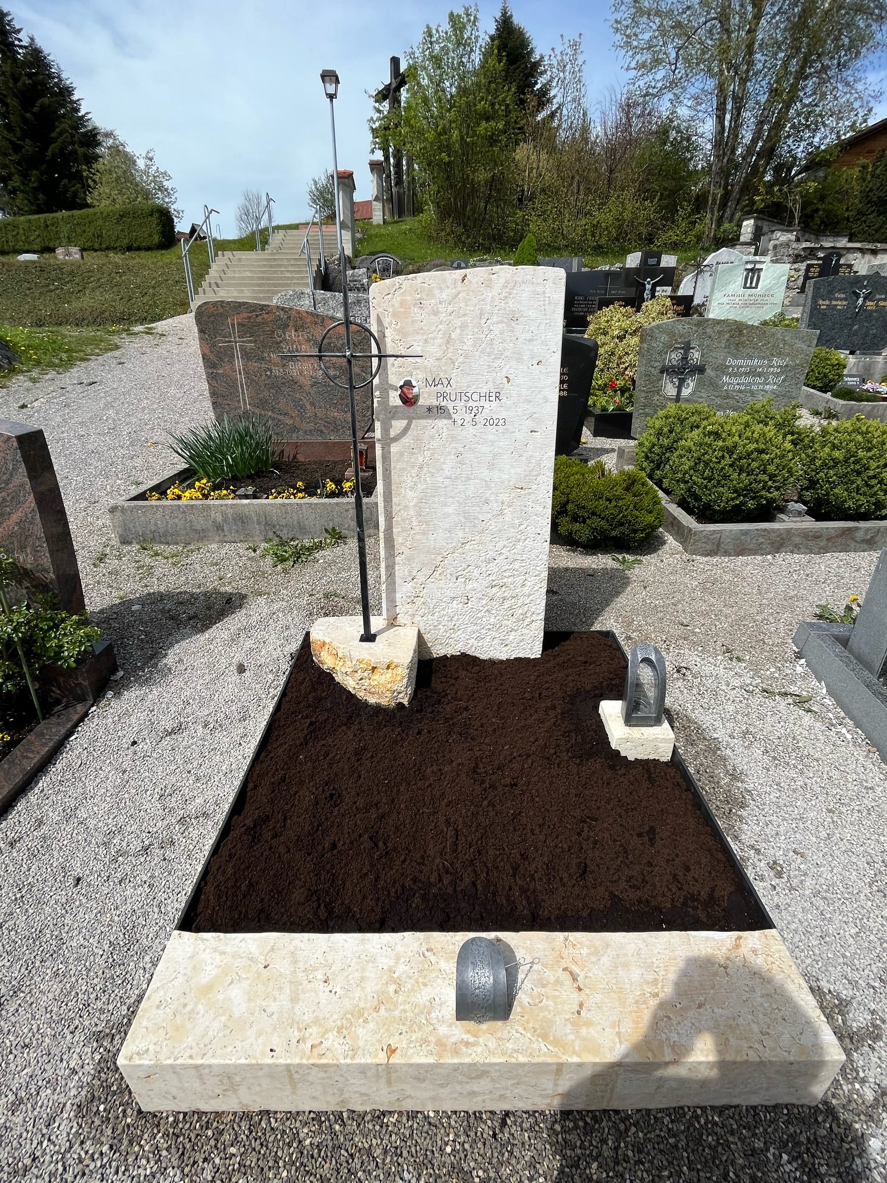 Großzügige Grabanlage aus hellem Muschelkalk mit aufrechter Stele und flachem Liegestein, STOI