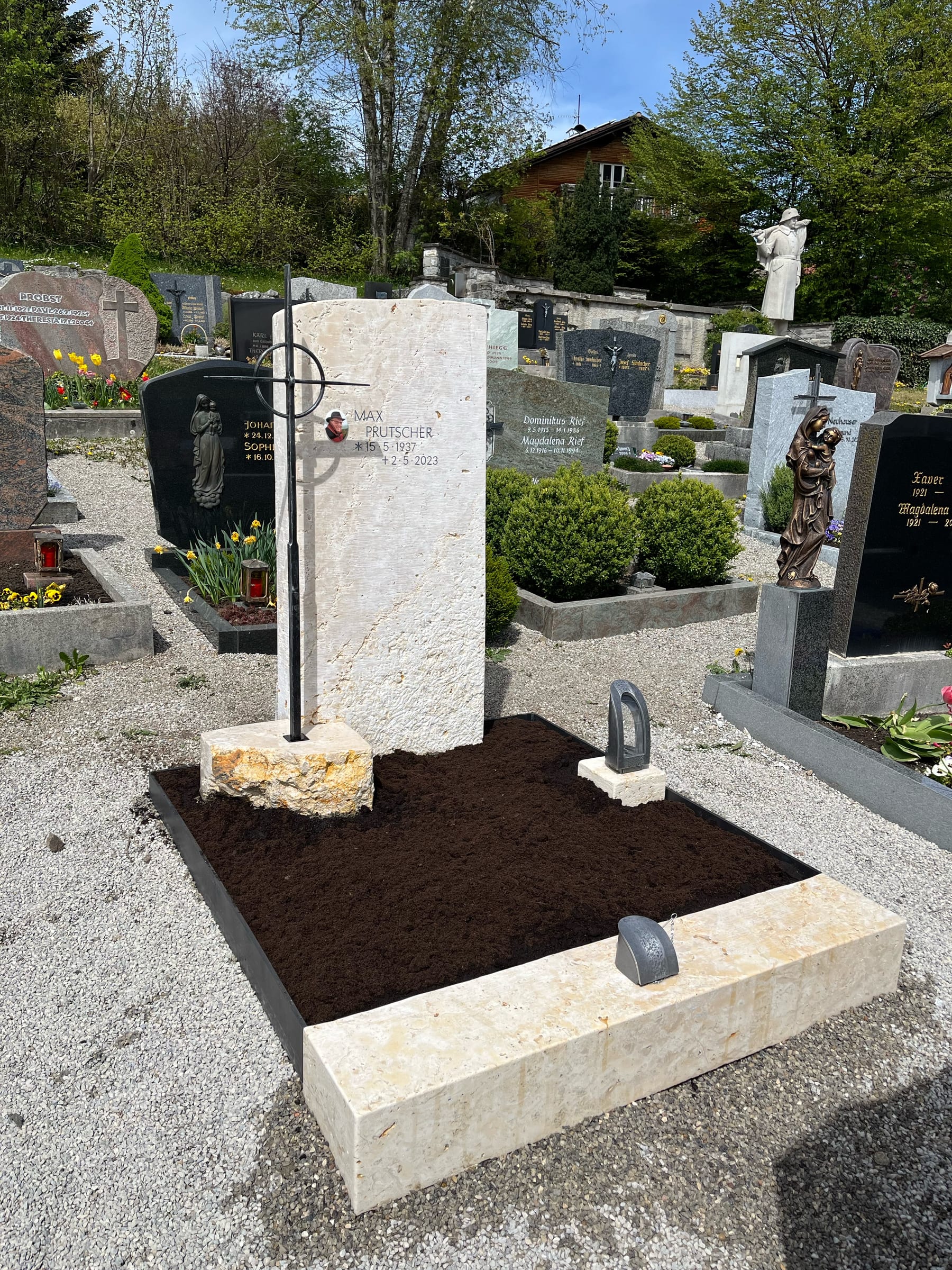 Großzügige Grabanlage aus hellem Muschelkalk mit aufrechter Stele und flachem Liegestein, STOI