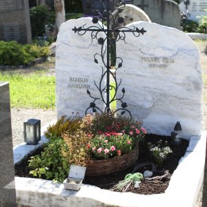 Weißer Marmor-Felsengrabstein mit handgeschmiedetem ornamentalem Metallkreuz von STOI Steinmetzwerkstatt