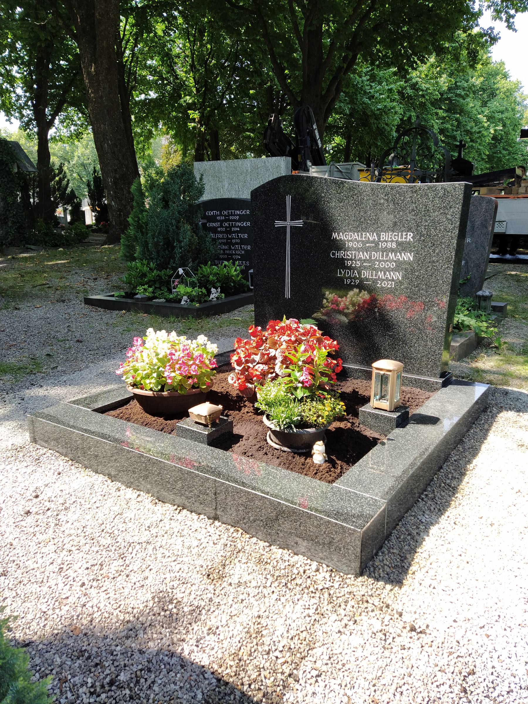 Polierter Schwarzgranit-Doppelgrabstein mit gesandstrahltem Kreuz und Hochglanzpolitur