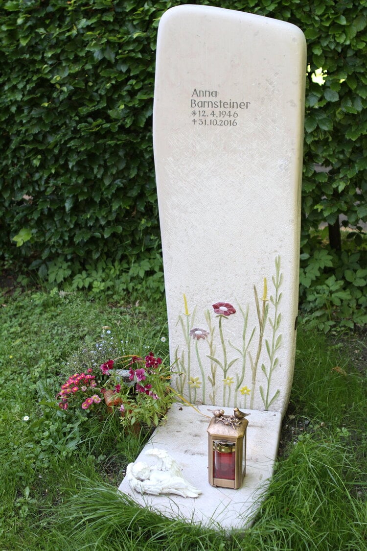 Schlanke helle Kalkstein-Stele mit zarter Pflanzen- und Blütengravur, STOI Steinmetzwerkstatt
