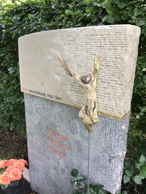 H 02 I schöner Grabstein Engel | besonderes Grabmal handwerkliche Bearbeitung | Steinmetzwerkstatt Kempten Allgäu
