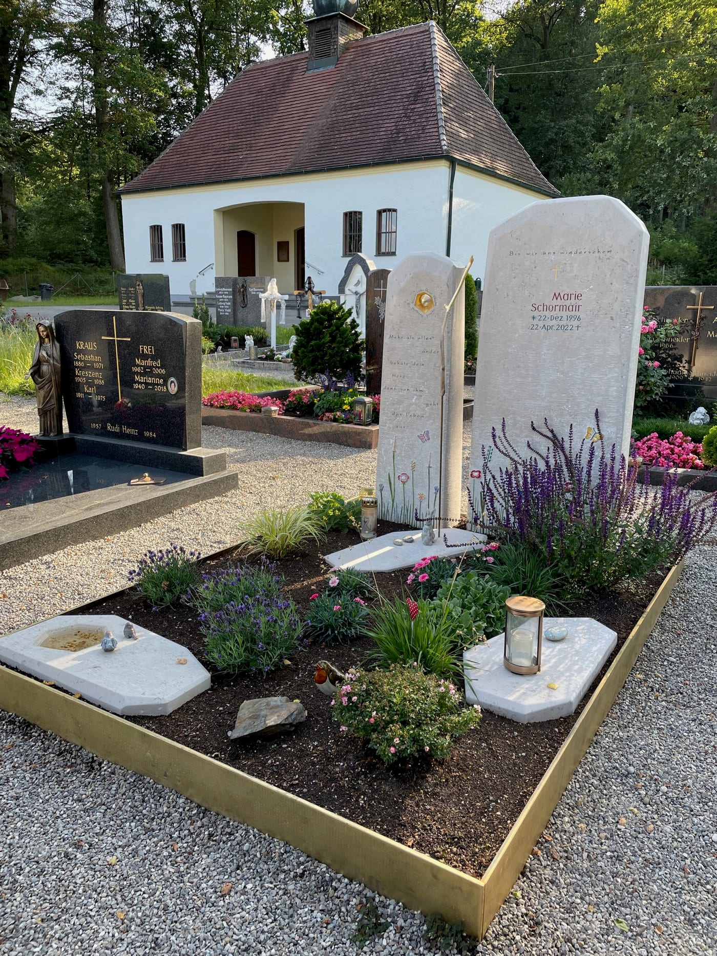 Zweiteiliger Kalkstein-Grabstein mit Lichtdurchbruch und vergoldeten Akzenten – Ansicht 2