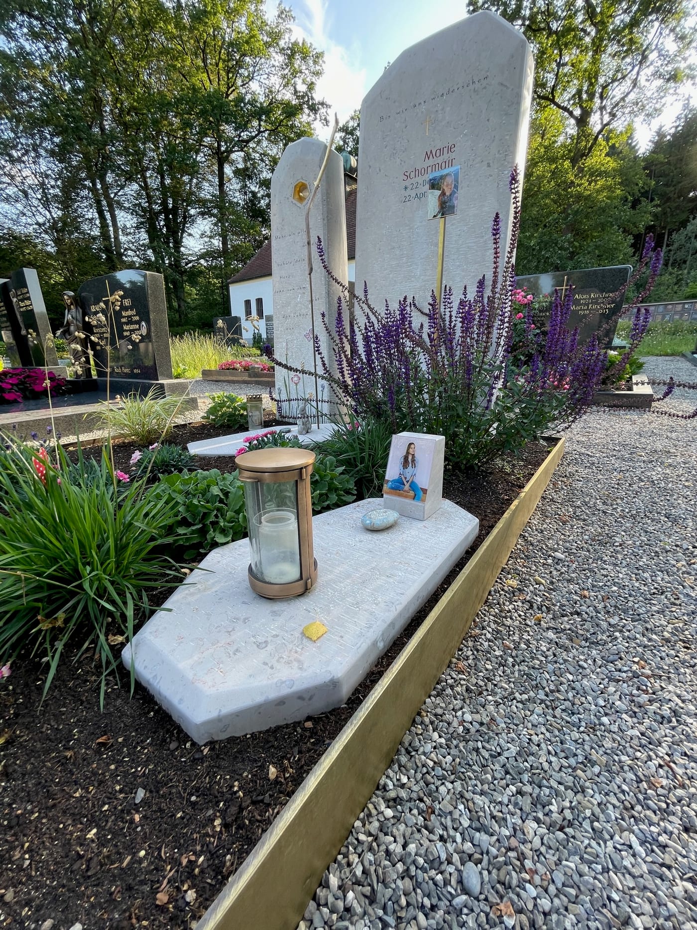 Zweiteiliger Kalkstein-Grabstein mit Lichtdurchbruch und vergoldeten Akzenten – Ansicht 3