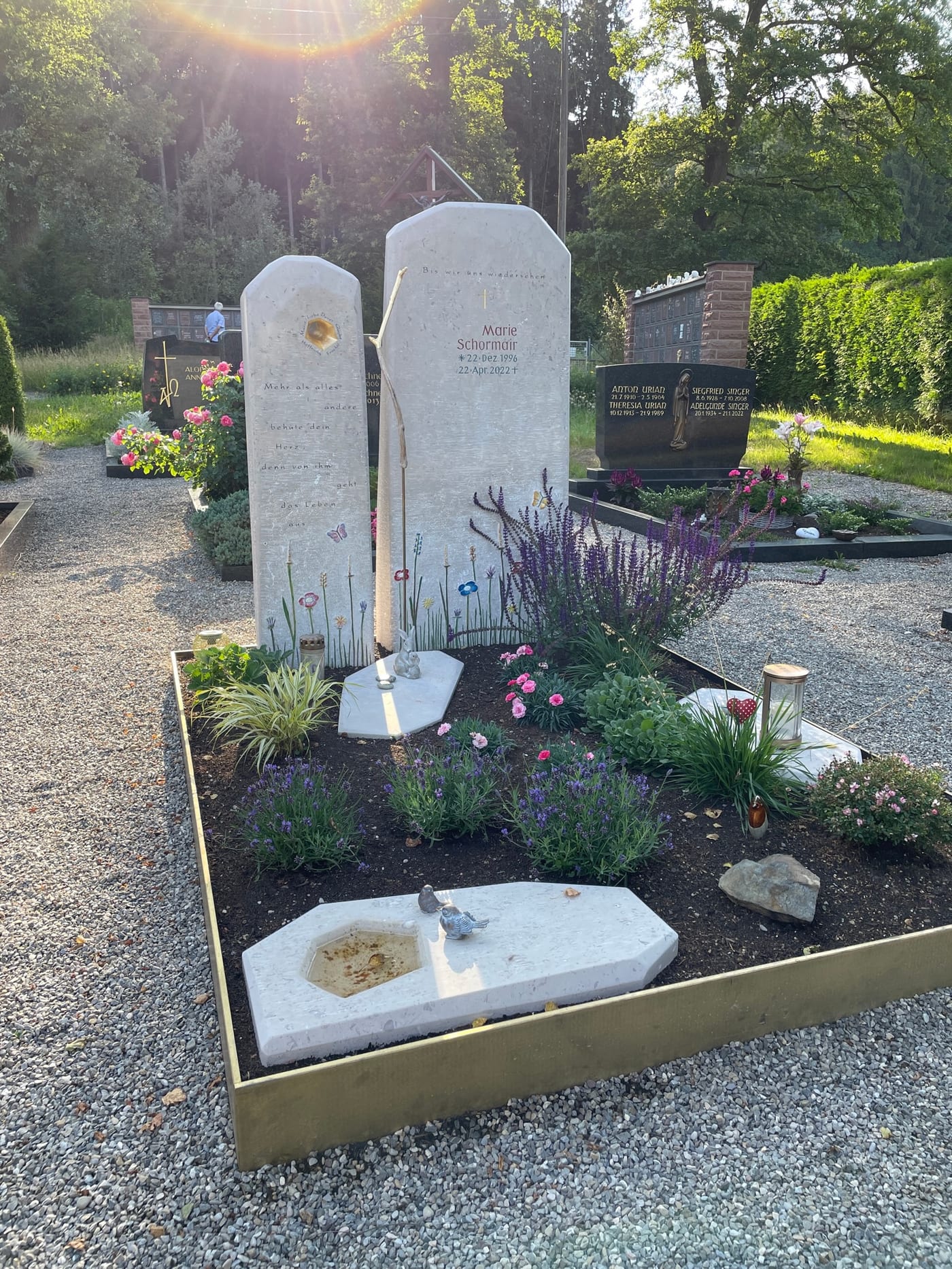 Zweiteiliger Kalkstein-Grabstein mit Lichtdurchbruch und vergoldeten Akzenten – Ansicht 4