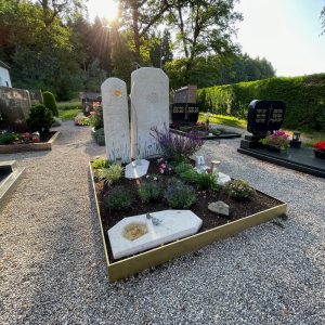 Zweiteiliger Kalkstein-Grabstein mit Lichtdurchbruch und vergoldeten Akzenten