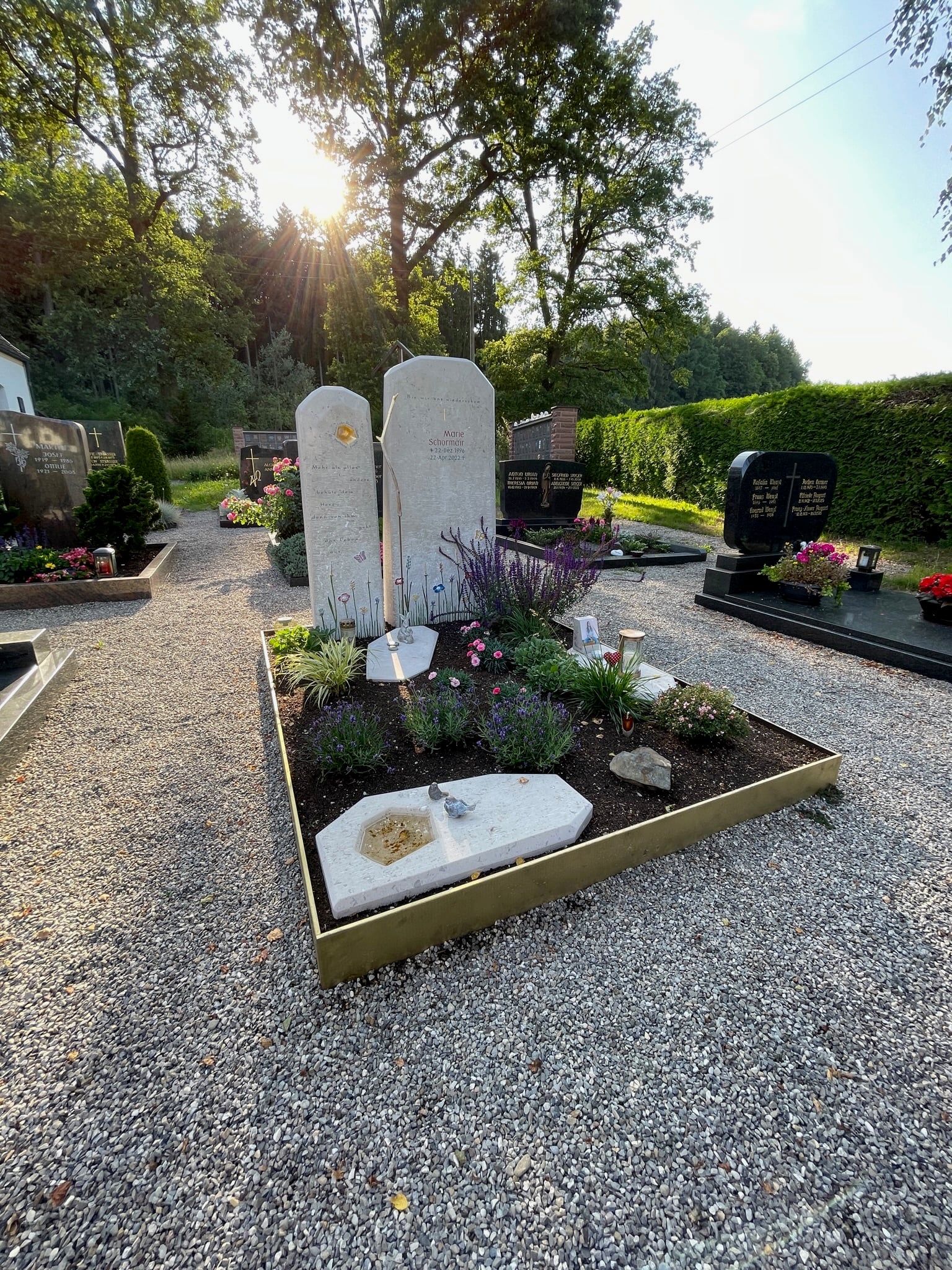 Zweiteiliger Kalkstein-Grabstein mit Lichtdurchbruch und vergoldeten Akzenten