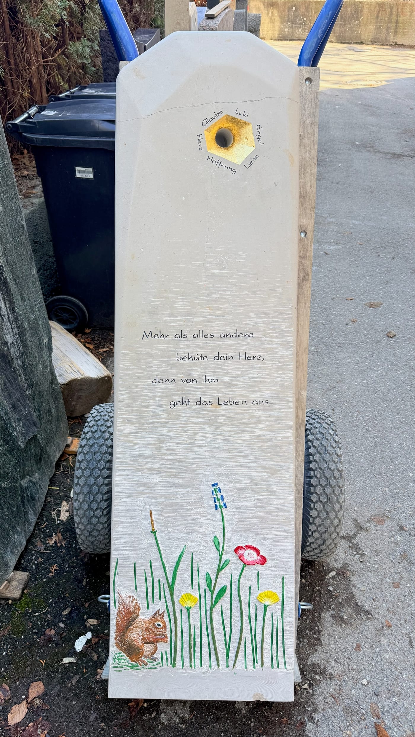 Helle Kalkstein-Stele mit handgemalter Blumenwiese, Eichhörnchen-Motiv und kalligraphischem Lebensspruch – Ansicht 3