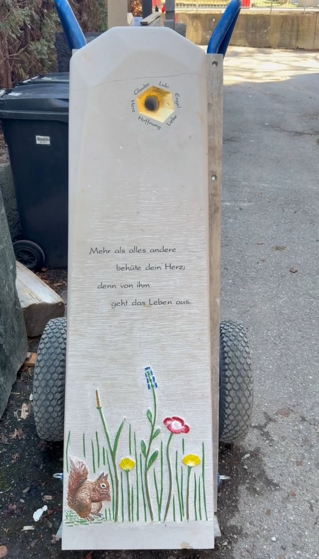 Helle Kalkstein-Stele mit handgemalter Blumenwiese, Eichhörnchen-Motiv und kalligraphischem Lebensspruch