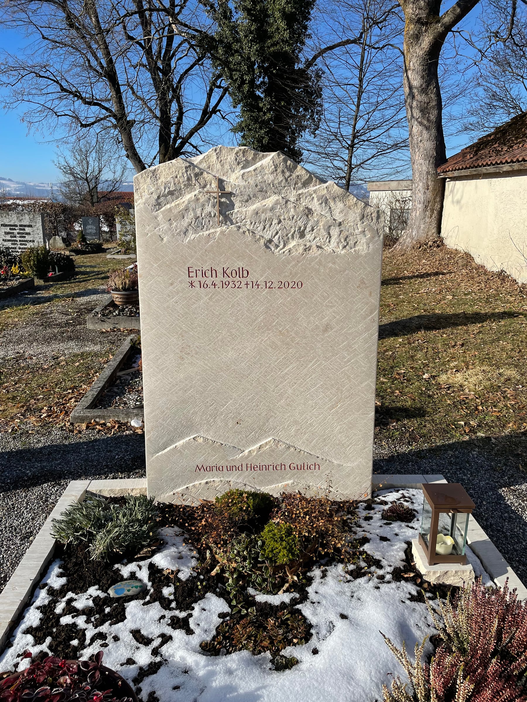 Kalkstein-Grabstein mit natürlichem Spaltbruch, Kreuzstich-Textur und roter Inschrift von STOI Steinmetzwerkstatt