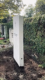 Handwerklicher Grabstein mit gebogenem Kreuz | H 139 — Ansicht 2