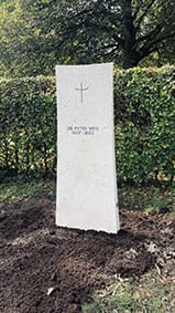 Handwerklicher Grabstein mit gebogenem Kreuz | H 139 — Ansicht 3